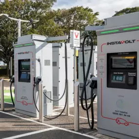 This InstaVolt site in Skegness features ultra-rapid chargers with clearly marked EV bays. A Starbucks coffee shop is conveniently located next to the charging area, offering refreshments while you charge.