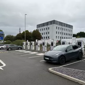 InstaVolt’s ultra-rapid electric vehicle (EV) charging station located at Oak Retail Park, Newton, Brierley Hill, offers 120 kW DC charging for all EVs.