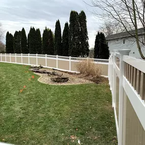 tan and white vinyl fencing