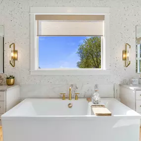 Luxe 5-piece bathroom with free-standing tub and a separate vanities