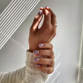 MOÈ Nails & Beauty Entdecken Sie eine professionelle Maniküre in Augsburg, die Ihre Hände und Nägel perfekt in Szene setzt.