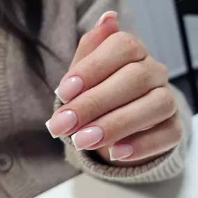 MOÈ Nails & Beauty Klassische French Nägel in Augsburg – zeitlos elegant und gepflegt.
