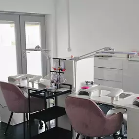 MOÈ Nails & Beauty Professionell eingerichteter Nageltisch in Augsburg für exzellente Nagelpflege.