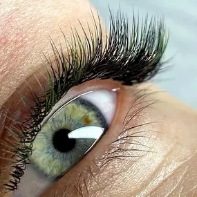 MOÈ Nails & Beauty Natürliche Wimpernverlängerung in Augsburg mit leichtem Farbakzent.