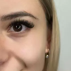 MOÈ Nails & Beauty Dichte und voluminöse Wimpernverlängerung in Augsburg für einen ausdrucksstarken Blick.