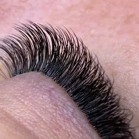 MOÈ Nails & Beauty Präzise gesetzte Wimpernextensions in Augsburg für einen glamourösen Look.
