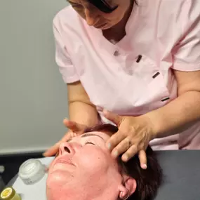 MOÈ Nails & Beauty Wohltuende Gesichtsmassage in Augsburg – für frische Haut und ein strahlendes Aussehen.