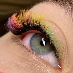 MOÈ Nails & Beauty Kreative Farbwimpern in Augsburg – auffälliger Look mit bunten Akzenten.