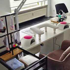 MOÈ Nails & Beauty Stilvoller Nageltisch in Augsburg – optimal ausgestattet für perfekte Nagelpflege.