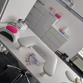 MOÈ Nails & Beauty Moderner Arbeitsplatz in Augsburg für hochwertige Nagelbehandlungen und Design.