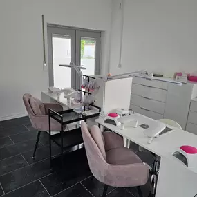 MOÈ Nails & Beauty Eleganter Beauty-Salon in Augsburg mit moderner Ausstattung für Nägel und Kosmetik.