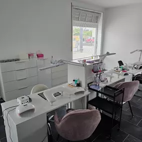 MOÈ Nails & Beauty Perfekt eingerichteter Arbeitsplatz in Augsburg für professionelle Nagelmodellage.
