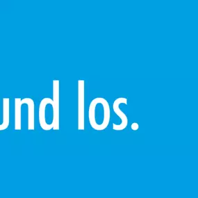 SW Kommunikation Klarer blauer Hintergrund mit typografischem Element, reduziert und modern für digitale Kommunikation
