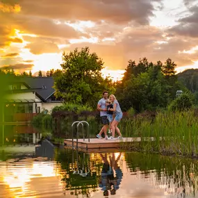 Unser gepflegter Schwimmteich bietet Dir sanfte Abkühlung mitten im Grünen.