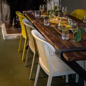 Tische, Stühle und Bänke