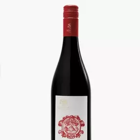 Pannonhalmi Pinot Noir mit sortentypische Aromen mit reifen Himbeeren, schwarzen Kirschen und dezenter Holzwürze. Der mittelgewichtige Körper und die ausgewogene Tanninstruktur ergeben einen eleganten, fein abgestimmten Rotwein mit regionalem Charakter, der die traditionelle Weinbereitung mit modernen Techniken verbindet.