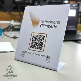Modernes NFC-Display mit QR-Code zur Kundenbewertung – ideal für Handwerksbetriebe, Restaurants und KMU. Mit einem Scan können Kund:innen direkt eine Google-Bewertung hinterlassen und die Reichweite des Unternehmens steigern.