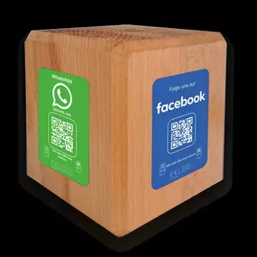 Social Media Booster Holzcube mit NFC Tag und QR Code auf vier Seiten. Kundinnen und Kunden können mit einem Scan sofort deinem Instagram, Google, Facebook oder TikTok Profil folgen. Der Cube fördert Reichweite, Sichtbarkeit und Interaktion direkt am Po