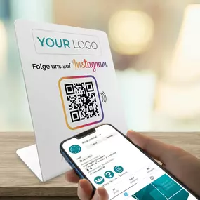 Individuell gestaltbares Instagram Booster Display mit eigenem Logo, NFC Tag und QR Code. Kundinnen und Kunden können dein Instagram Profil mit einem einzigen Scan öffnen, folgen und interagieren. Ideal für Coiffeursalons, Beautystudios, Cafés, Fitnes