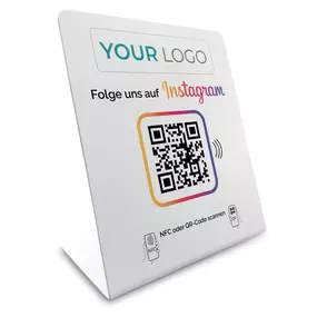 Individuell gestaltbares Instagram Booster Display mit eigenem Logo, NFC Tag und QR Code. Kundinnen und Kunden können dein Instagram Profil mit einem einzigen Scan öffnen, folgen und interagieren. Ideal für Coiffeursalons, Beautystudios, Cafés, Fitnes