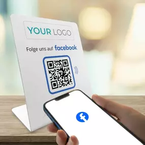 Individuell gestaltbarer Facebook Follower Booster mit eigenem Logo, NFC Tag und QR Code. Kundinnen und Kunden können dein Facebook Profil oder deine Seite sofort öffnen und folgen, einfach durch Scannen oder Tippen. Ideal für Geschäfte, Restaurants,