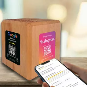 Instagram Booster Holzcube mit NFC Tag und QR Code auf vier Seiten. Kundinnen und Kunden können dein Instagram Profil sofort öffnen, folgen und interagieren. Jede Seite ist individuell gestaltbar und macht dein Social Media Marketing direkt sichtbar. Id