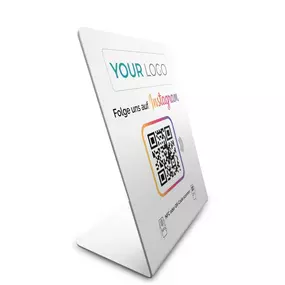 Personalisierbares Instagram Booster Display mit integriertem NFC Tag und QR Code. Mit einem Scan gelangen Kunden direkt zu deinem Instagram Profil, können folgen und interagieren. Ideal für Shops, Studios, Cafés und Dienstleister, die ihre Reichweite