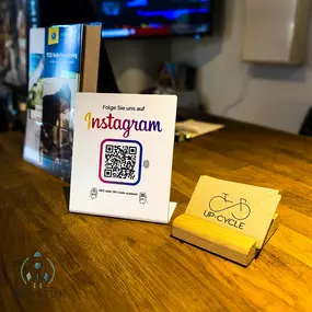 Moderner Instagram-Aufsteller mit integriertem NFC-Tag und QR-Code – ideal für Geschäfte, Studios und Cafés. Kund:innen können dein Instagram-Profil sofort öffnen, folgen und interagieren – ganz ohne manuelles Suchen. Perfekt für mehr Reichweite