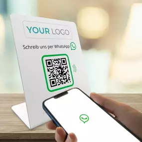 WhatsApp Direct Connect Display mit eigenem Logo, NFC Tag und QR Code. Kundinnen und Kunden können mit einem Scan oder Tippen direkt eine WhatsApp Nachricht an dein Unternehmen senden. Ideal für Kontaktaufnahme, Anfragen und Support ohne Umweg.