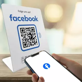 Facebook Follower Booster Display Aufsteller mit NFC Tag und QR Code. Mit einem Scan oder Tippen gelangen Kundinnen und Kunden direkt zu deiner Facebook Seite und können dir folgen. Ideal für Shops, Cafés, Studios und Dienstleister, die ihre Reichweite und ihre Community auf Facebook ausbauen möchten.