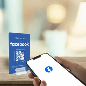 Facebook Follower Booster Aufsteller mit NFC Tag und QR Code. Kundinnen und Kunden können direkt deine Facebook Seite öffnen und folgen mit einem einzigen Scan oder Tap. Ideal für Counters, Rezeptionen, Cafés oder Studios, die ihre Facebook Community ausbauen möchten.