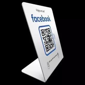 Facebook Follower Booster Display Aufsteller mit integriertem NFC Tag und QR Code. Mit einem Scan oder Tap gelangen Kunden direkt zu deiner Facebook Seite und können dir folgen. Ideal für Geschäfte, Cafés, Studios und Dienstleister, die ihre Facebook-Reichweite ausbauen möchten.
