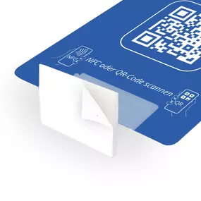 Facebook Follower Booster Aufsteller mit integriertem NFC Tag und QR Code. Kundinnen und Kunden können mit einem Scan direkt deine Facebook Seite öffnen und folgen. Ideal für Counters, Empfang, Studios oder Geschäfte, die ihre Facebook Community ausbauen möchten.