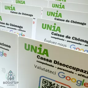 Personalisierter Google Bewertungsaufsteller mit Unia Logo. Ausgestattet mit NFC Tag und QR Code für den direkten Zugang zur Google Bewertungsseite. Ideal für Empfangsbereiche, Beratungsstellen oder Veranstaltungen. Ein einfacher Scan genügt, damit Kun