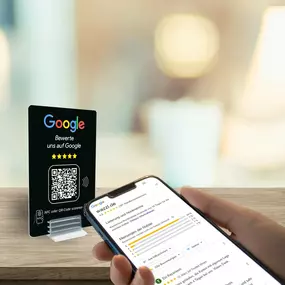 Google Review Booster Aufsteller mit integriertem NFC Tag und QR Code. Kundinnen und Kunden können mit einem Scan oder Tap direkt auf deine Google Bewertungsseite gelangen und eine Bewertung abgeben. Ideal für Counters, Empfang, Shops und Dienstleister, die ihre Online Reputation steigern möchten.