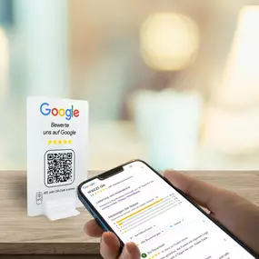 Google Review Booster Aufsteller mit integriertem NFC Tag und QR Code. Kundinnen und Kunden können mit einem Scan oder Tap direkt auf deine Google Bewertungsseite gelangen und eine Bewertung abgeben. Ideal für Counters, Empfang, Shops und Dienstleister, die ihre Online Reputation steigern möchten.