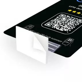 Google Review Booster Aufsteller mit integriertem NFC Tag und QR Code. Kundinnen und Kunden können mit einem Scan oder Tap direkt auf deine Google Bewertungsseite gelangen und eine Bewertung abgeben. Ideal für Counters, Empfang, Shops und Dienstleister, die ihre Online Reputation steigern möchten.