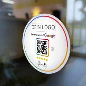Google Review Booster Aufkleber mit eigenem Logo, NFC Tag und QR Code. Der Aufkleber ist bereits auf Ihr Unternehmen vorprogrammiert. Kundinnen und Kunden können mit einem einzigen Scan oder Tap direkt zur Bewertungsseite gelangen und eine Bewertung abgeben. Ideal für Einsatz an Theken, Fenstern, Türen oder anderen gut sichtbaren Flächen.