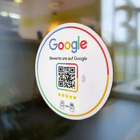 Google Review Booster-Aufkleber mit NFC-Tag und QR-Code, vorprogrammiert für dein Unternehmen. Kundinnen und Kunden können durch Scannen oder Tippen direkt auf die Google Bewertungsseite gelangen und eine Bewertung abgeben. Ideal für Fenster, Theken, Türen oder andere gut sichtbare Flächen.