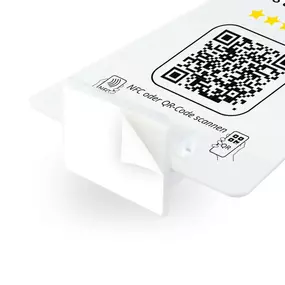 Google Review Booster Aufsteller mit integriertem NFC Tag und QR Code. Kundinnen und Kunden können durch einen Scan oder Tap direkt zur Google Bewertungsseite gelangen und eine Bewertung abgeben. Ideal für Empfänge, Theken, Serviceschalter und Geschäfte, die ihre Online Reputation steigern möchten.