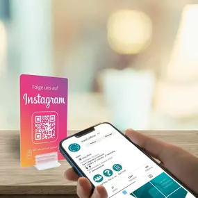 Instagram Booster Karte mit integriertem NFC Tag und QR Code. Kundinnen und Kunden können durch Scannen oder Tippen direkt dein Instagram Profil öffnen, folgen und interagieren. Ideal für Theken, Counters, Events oder Verkaufsflächen, um schnell Follower zu gewinnen.