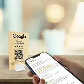 Holz Instagram Booster Aufsteller mit NFC Tag und QR Code. Kundinnen und Kunden können durch Scannen oder Tippen direkt dein Instagram Profil öffnen, folgen und interagieren. Ideal für Empfangstheken, Verkaufsflächen oder Events, um den Followerzuwachs zu fördern.