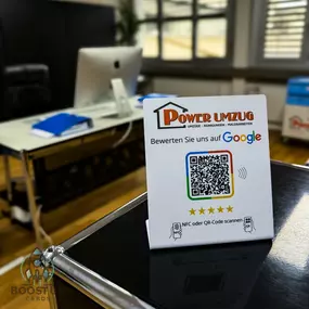 Personalisierter Google Bewertungsaufsteller mit Power Umzug Logo. Mit integriertem NFC Tag und QR Code führt der Aufsteller direkt zur Google Bewertungsseite. Kundinnen und Kunden können sofort eine Bewertung abgeben, ohne App oder komplizierte Suche.