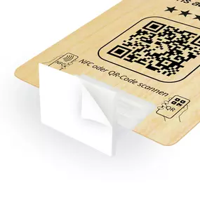 Holz Instagram Booster Aufsteller mit NFC Tag und QR Code. Kundinnen und Kunden können durch Scannen oder Tippen direkt dein Instagram Profil öffnen, folgen und interagieren. Ideal für Empfangstheken, Verkaufsflächen oder Events, um den Followerzuwachs zu fördern.