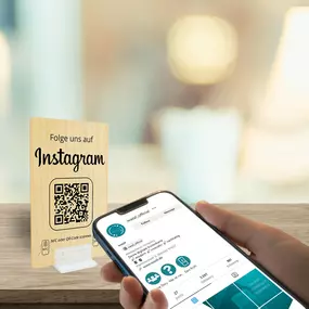 Holz Instagram Booster Aufsteller mit NFC Tag und QR Code. Kundinnen und Kunden können mit einem Scan oder Tippen dein Instagram Profil direkt öffnen, folgen und interagieren. Ideal für Empfangstheken, Verkaufsflächen, Studios oder Events, um schnell neue Follower zu gewinnen.