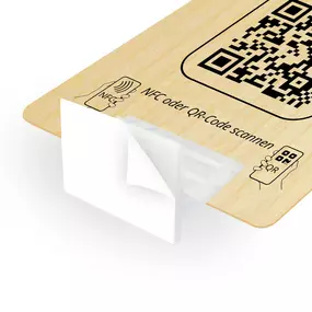 Holz Instagram Booster Aufsteller mit NFC Tag und QR Code. Kundinnen und Kunden können mit einem Scan oder Tippen dein Instagram Profil direkt öffnen, folgen und interagieren. Ideal für Empfangstheken, Verkaufsflächen, Studios oder Events, um schnell neue Follower zu gewinnen.