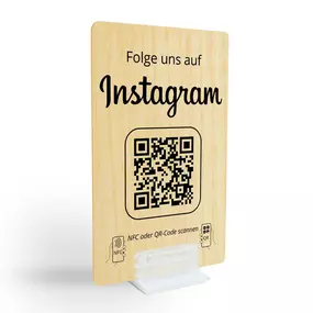 Holz Instagram Booster Aufsteller mit NFC Tag und QR Code. Kundinnen und Kunden können mit einem Scan oder Tippen dein Instagram Profil direkt öffnen, folgen und interagieren. Ideal für Empfangstheken, Verkaufsflächen, Studios oder Events, um schnell neue Follower zu gewinnen.