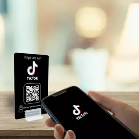 TikTok Growth Karte mit integriertem NFC Tag und QR Code. Kundinnen und Kunden können mit einem Scan oder Tippen direkt dein TikTok Profil öffnen und folgen. Ideal für Shops, Studios, Events oder Counters, die ihre virale Reichweite steigern möchten.