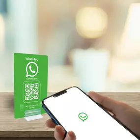 WhatsApp Direct Connect Display mit integriertem NFC Tag und QR Code. Kundinnen und Kunden können mit einem Scan oder Tippen direkt eine WhatsApp Nachricht an dein Unternehmen senden, ohne Nummer manuell eingeben zu müssen.