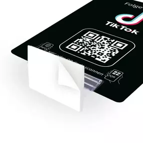 TikTok Growth Karte mit integriertem NFC Tag und QR Code. Kundinnen und Kunden können mit einem Scan oder Tippen direkt dein TikTok Profil öffnen und folgen. Ideal für Shops, Studios, Events oder Counters, die ihre virale Reichweite steigern möchten.
